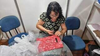 H&aacute; 40 anos, Maria reproduz t&eacute;cnica de tran&ccedil;ado ensinada pela m&atilde;e 