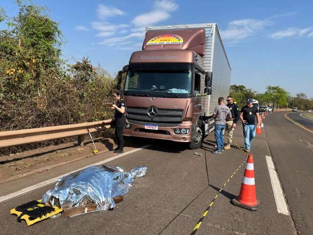 Motorista sofre infarto e arrasta caminh&atilde;o por 54 metros at&eacute; morrer