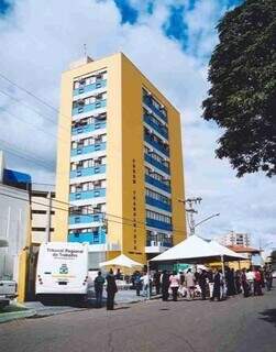 Pr&eacute;dios fechados se deterioram, guardando mem&oacute;rias em meio a disputas judiciais