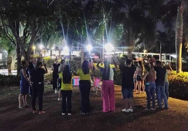 Familiares fazem vig&iacute;lia na Santa Casa por menina queimada com chapa