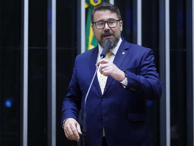 Pollon pode ficar 4 meses suspenso por ocupar cadeira de Motta
