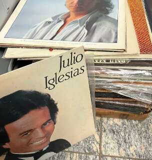 At&eacute; disco do Julio Iglesias &eacute; apreendido em opera&ccedil;&atilde;o contra furtos&nbsp;no&nbsp;Centro