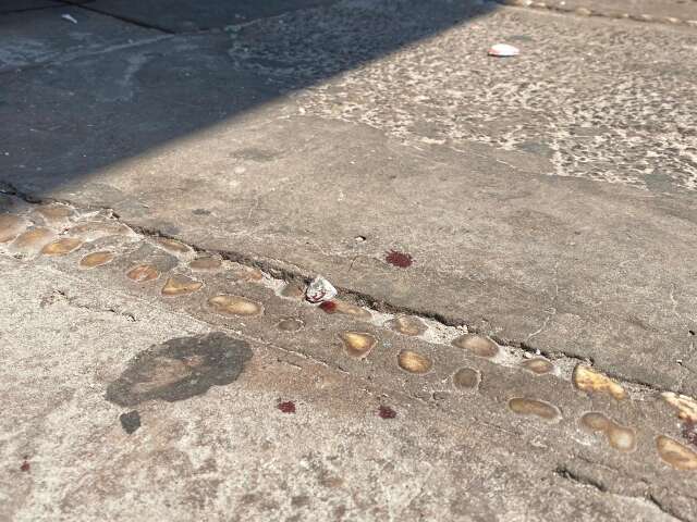 Confus&atilde;o em casa noturna termina com homem baleado na cal&ccedil;ada