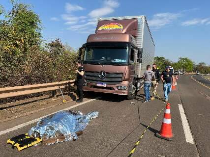 Motorista sofre infarto e arrasta caminh&atilde;o por 54 metros at&eacute; morrer