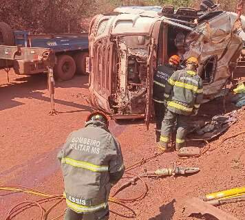 Caminhoneiro de 41 anos morre ap&oacute;s carreta tombar em estrada 