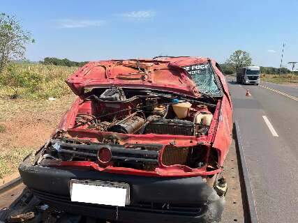 Motorista perde controle em curva e fica em estado grave ao capotar carro