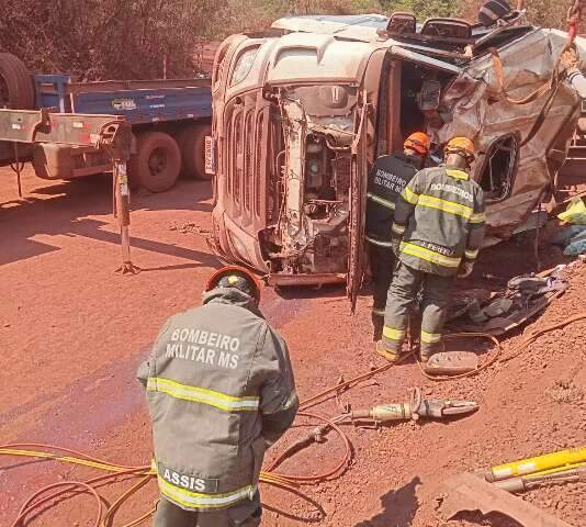 Caminhoneiro de 41 anos morre ap&oacute;s carreta tombar em estrada 