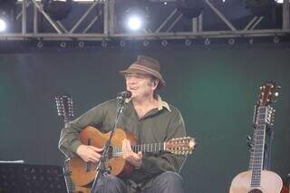 Almir Sater canta o Rio Paraguai e o Pantanal para celebrar o Forte de Coimbra