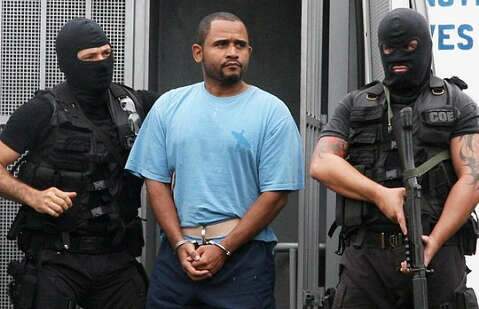 Condenado a 70 anos, &quot;Perna&quot; se entrega &agrave; pol&iacute;cia em centro comercial