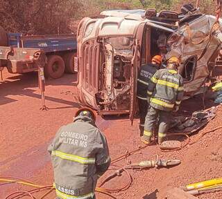 Caminhoneiro de 41 anos morre ap&oacute;s carreta tombar em estrada 