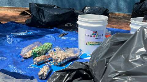 Em dia de limpeza, volunt&aacute;rios recolhem 22 sacos de lixo de pra&ccedil;a  