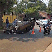 Motorista perde controle e capota carro em cruzamento no Leblon