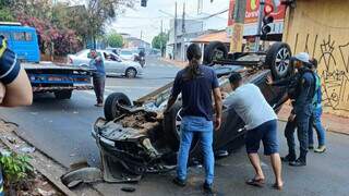 Motorista perde controle e capota carro em cruzamento no Leblon