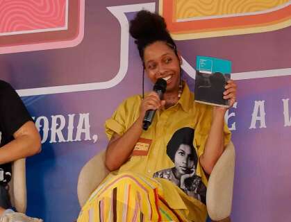 Com escrita posicionada, Maria Carol recusa neutralidade na poesia