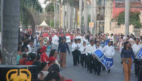 Mesmo no calor, corumbaense vai &agrave; Avenida prestigiar o desfile dos 247 anos