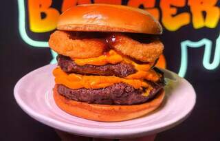 Casal serve lanche gigante, com goiabada e farofa doce de Panko