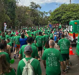 Caminhada re&uacute;ne familiares de pacientes em defesa da doa&ccedil;&atilde;o de &oacute;rg&atilde;os
