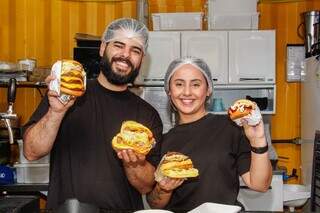 Casal serve lanche gigante, com goiabada e farofa doce de Panko