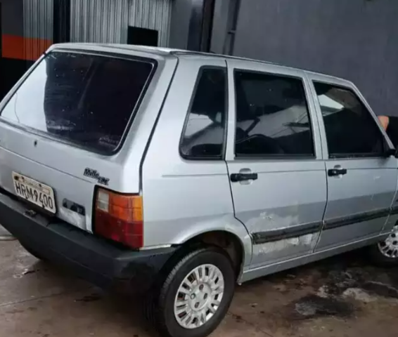 Fiat Uno dos anos 90 furtado &eacute; achado abandonado um dia depois