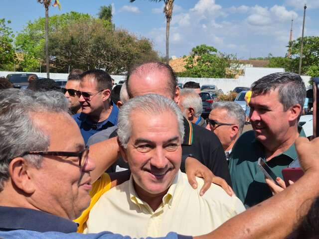 Com samba, bandeira gigante do Brasil e contra &ldquo;Lula 4&rdquo;, Azambuja chega ao PL 