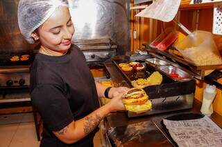 Casal serve lanche gigante, com goiabada e farofa doce de Panko