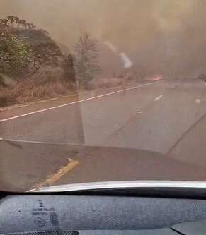 Condutores atravessam densa fuma&ccedil;a provocada por inc&ecirc;ndio em lavoura