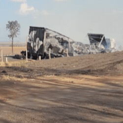 Carreta de algod&atilde;o pega fogo, fecha BR-163 e congestionamento passa de 5 km