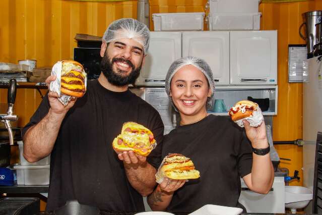 Casal serve lanche gigante, com goiabada e farofa doce de Panko