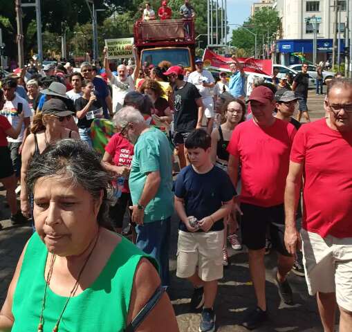 Manifestantes terminam protesto contra PEC da Blindagem com passeata