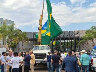 Com samba, bandeira gigante do Brasil e contra &ldquo;Lula 4&rdquo;, Azambuja chega ao PL 