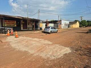 Incomodado com alta velocidade em via, morador constr&oacute;i quebra-molas 