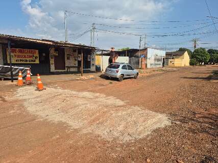 Incomodado com alta velocidade em via, morador constr&oacute;i quebra-molas