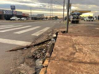 Falta de limpeza deixa bueiros entupidos com lixo em Campo Grande