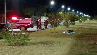 Homem &eacute; executado com oito tiros em canteiro central de avenida