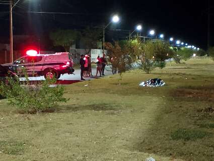 Homem &eacute; executado com mais de oito tiros em canteiro central de avenida