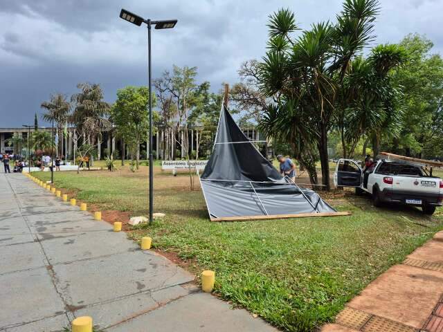 Chuva chega &agrave; Capital, e vento forte derruba outdoor e cancela voo