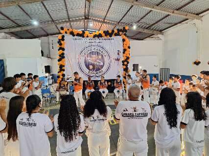 Projeto leva capoeira, m&uacute;sica e dan&ccedil;a gratuitamente &agrave; comunidade