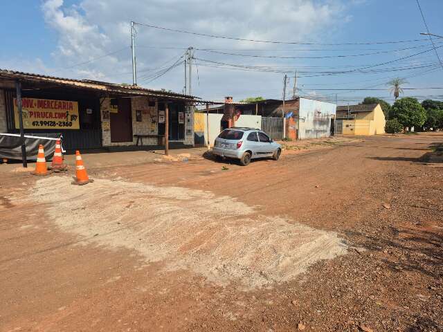 Incomodado com alta velocidade em via, morador constr&oacute;i quebra-molas 