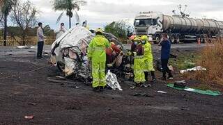 Onix bate de frente com carreta e condutor morre entre as ferragens