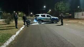 Homem &eacute; executado com oito tiros em canteiro central de avenida
