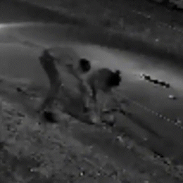 Homem morre ap&oacute;s ser esfaqueado por dupla no meio da rua
