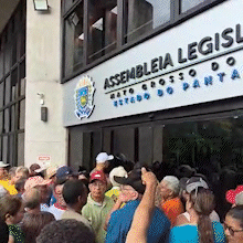 Multid&atilde;o faz Assembleia fechar portas em dia de debate sobre a reforma agr&aacute;ria