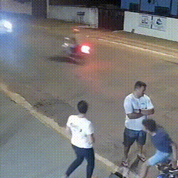 V&iacute;deo mostra impacto que matou motociclista em acidente com Hilux