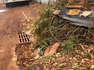 Falta de limpeza deixa bueiros entupidos com lixo em Campo Grande