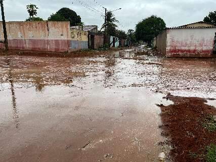 Falta de pavimenta&ccedil;&atilde;o transforma ruas de bairro em cen&aacute;rio ca&oacute;tico