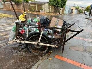 Chuva chega &agrave; Capital, e vento forte derruba outdoor e cancela voo