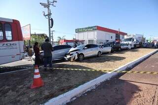 Entre caminh&atilde;o e &ocirc;nibus, engavetamento com 9 ve&iacute;culos trava Coronel Antonino