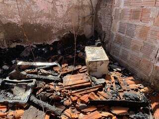 Micro-ondas usado para descongelar feij&atilde;o causa inc&ecirc;ndio e destr&oacute;i casa
