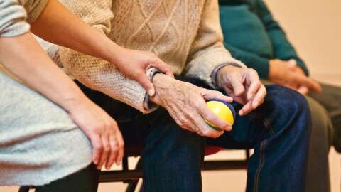 Alzheimer n&atilde;o &eacute; envelhecer e m&eacute;dicos alertam para sinais e cuidados