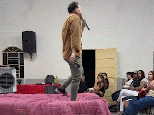 Pastor leva cama para o altar e viraliza com prega&ccedil;&atilde;o em igreja 